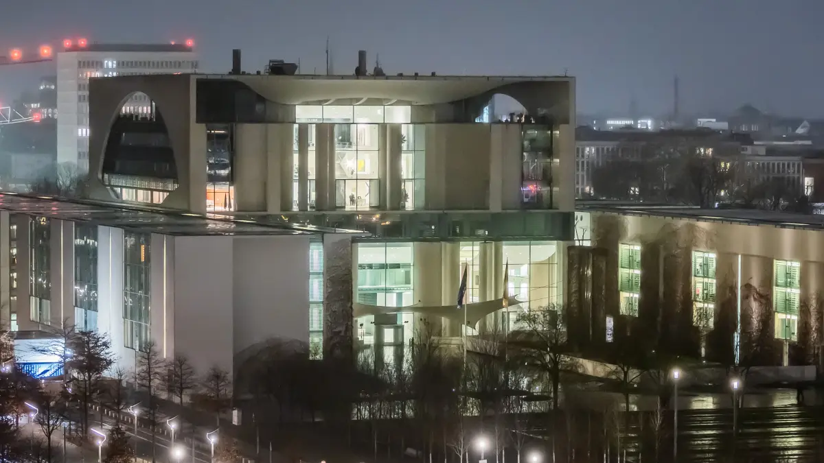 Das Bundeskanzleramt ist am frühen Morgen vom Reichstagsgebäude aus zu sehen. Nach dem Aus der Ampel-Koalition wird am 16.12.2024 über den Antrag von Bundeskanzler Scholz auf die Vertrauensfrage abgestimmt. +++ dpa-Bildfunk +++