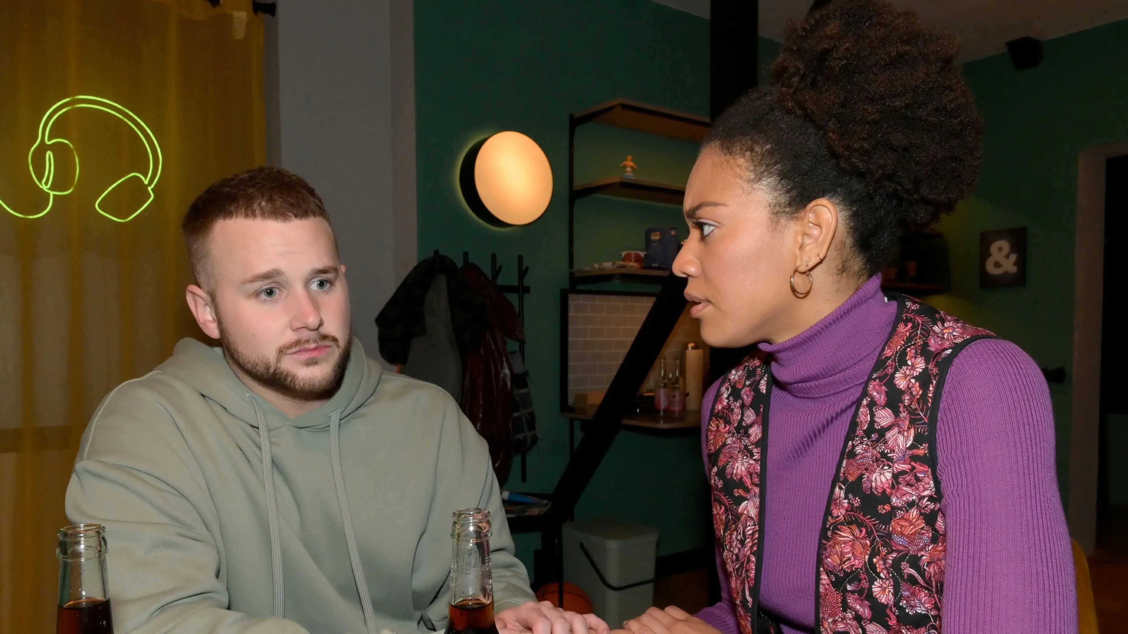 Jonas (Felix van Deventer) will nicht mehr mit Flo (Pauline Afaja) zusammen sein.