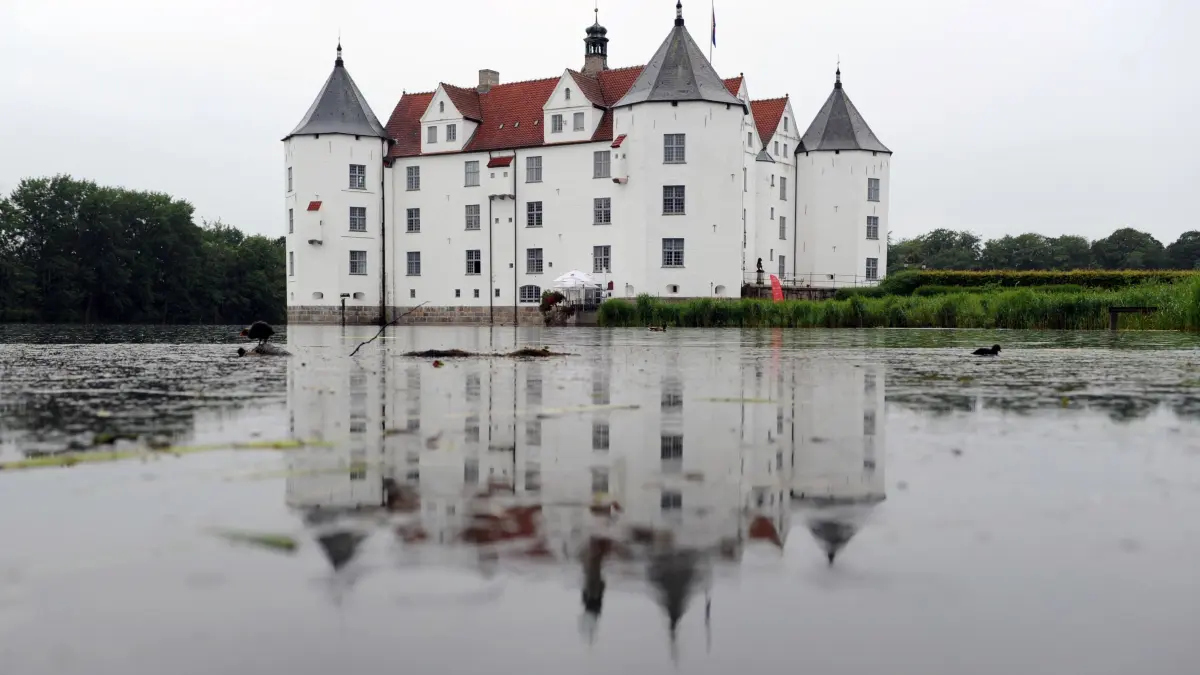 Wann ist in Schleswig-Holstein 2025 schulfrei? Alle Termine für die Schulferien, Feier- und Brückentage im Überblick.