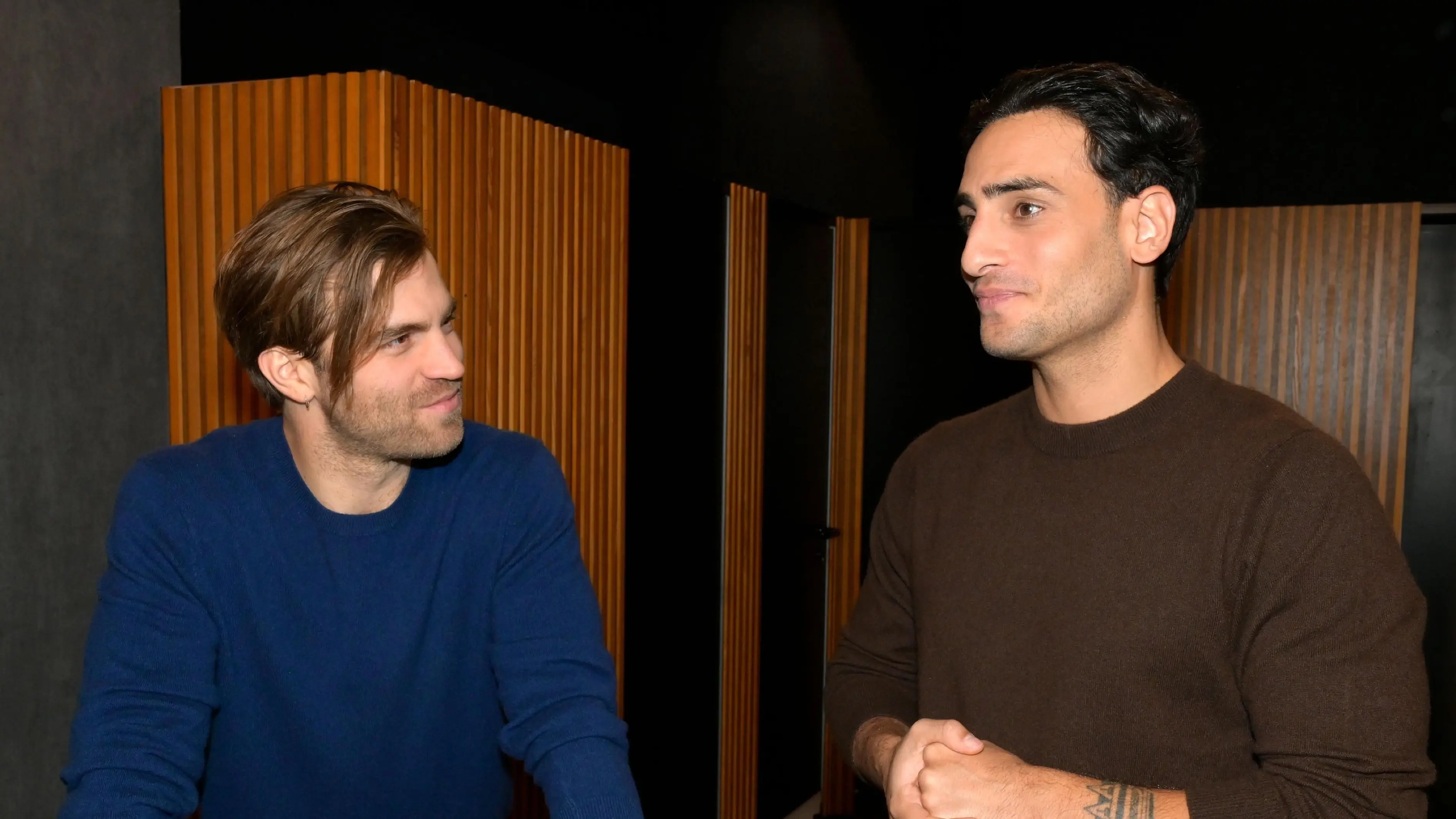 Julian (Onno Buß, l.) und Nihat (Timur Ülker) wollen künftig zusammenarbeiten.