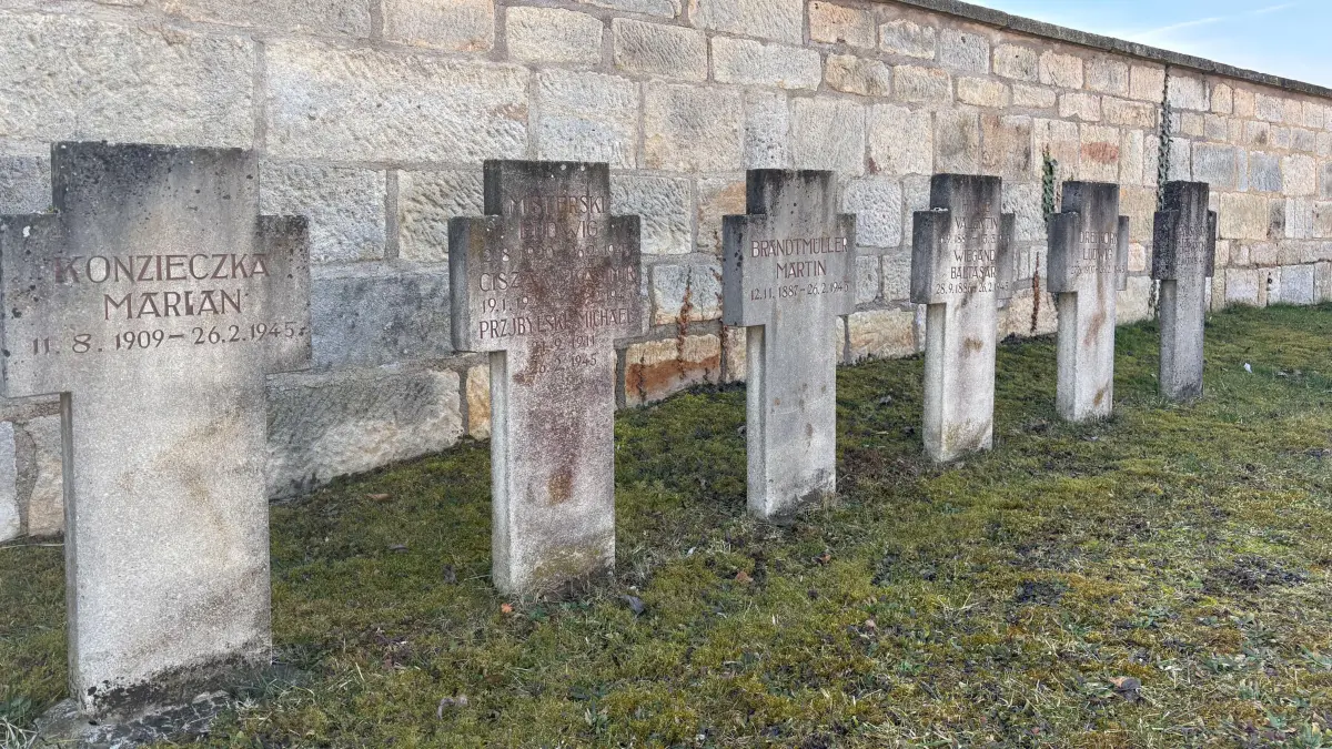 Fottenburg Sülchenfriedhof: Die sechs Grabkreuze an der südwestlichen Friedhofsmauer, fünf der sechs kleinen Steinkreuze tragen als Sterbedatum den 26. Februar 1945 (Luftangriff).