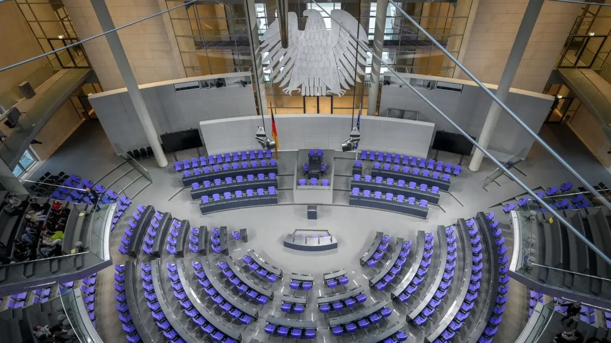 Debatte über Vertrauensfrage und Neuwahltermin - Bundestagsplenu: ARCHIV - 12.11.2024, Berlin: Blick in das Plenum des Bundestags. Die Fraktionen der SPD und Unions-Parteien haben sich auf ein Datum für die Neuwahl des Bundestags geeinigt. Am 23. Februar 2025 soll gewählt werden. (zu dpa: «So funktioniert die vorgezogene Bundestagswahl») Foto: Kay Nietfeld/dpa +++ dpa-Bildfunk +++
