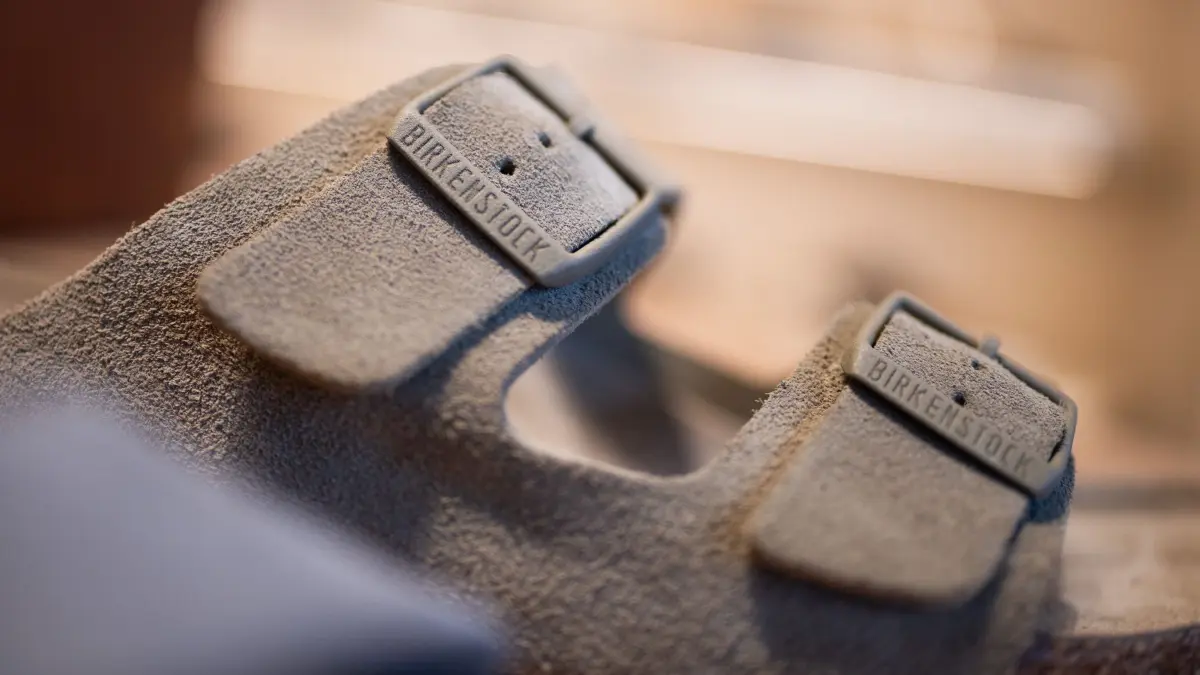 Birkenstock: 17.02.2025, Nordrhein-Westfalen, Köln: Eine Sandale von Birkenstock steht in einem Regal in einer Filiale des Unternehmens auf der Kölner Ehrenstraße. (zu dpa: «Sind Birkenstock-Sandalen Kunst? BGH urteilt zu Urheberrecht») Foto: Rolf Vennenbernd/dpa +++ dpa-Bildfunk +++