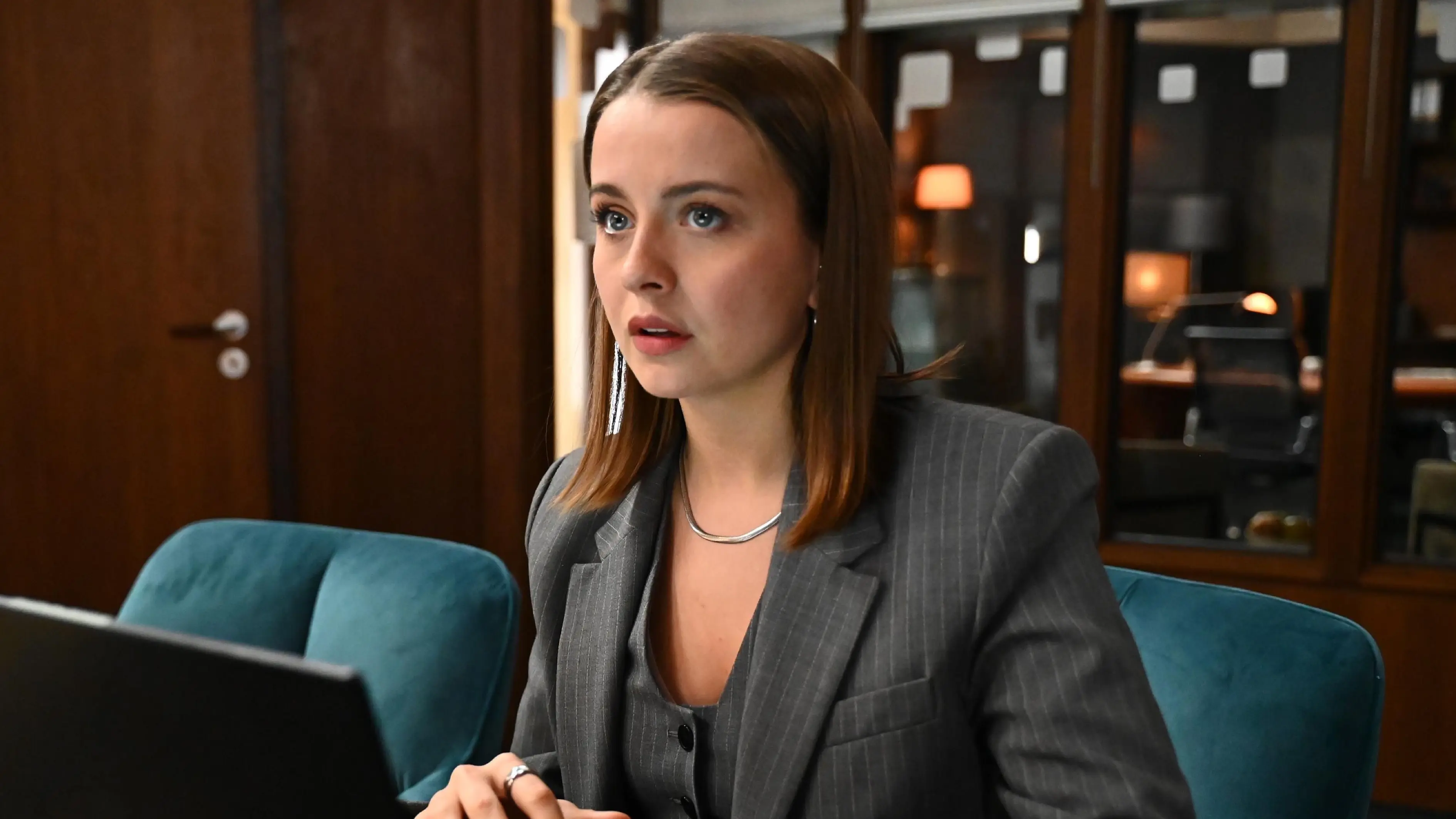 Richard nimmt Lucie (Julia Wiedemann) ihre Sorgen, zwischen Charlie und Simone zu geraten.
+++ Die Verwendung des sendungsbezogenen Materials ist nur mit dem Hinweis und Verlinkung auf RTL+ gestattet. +++