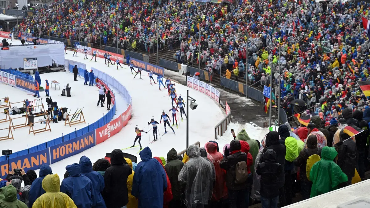Biathlon-Weltcup in Oberhof: ARCHIV - 19.02.2023, Thüringen, Oberhof: Biathlon: Weltmeisterschaft, Massenstart 15 km, Männer. Die Biathleten starten in der Lotto Thüringen Arena am Rennsteig. (zu dpa: «Kalender-Revolution im Biathlon: Oberhof-Weltcup später») Foto: Martin Schutt/dpa +++ dpa-Bildfunk +++