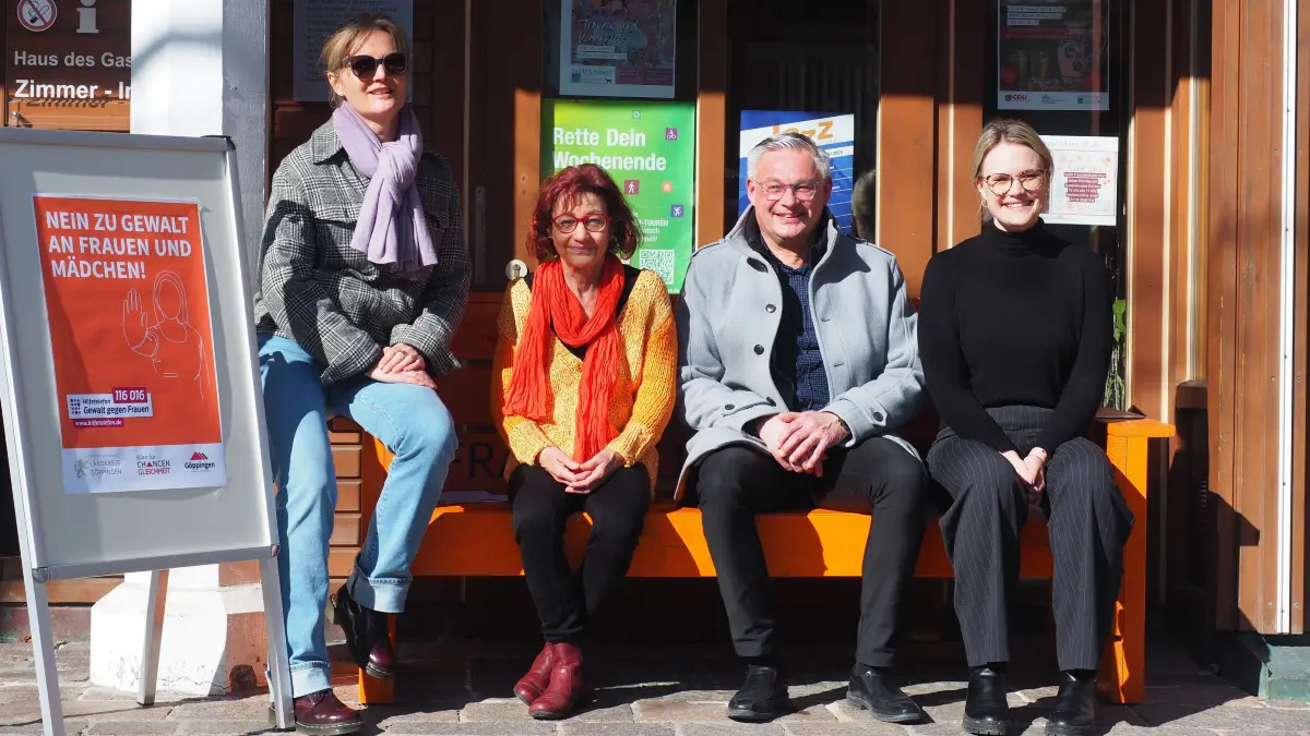 Sie nahmen Platz auf der Aktions-Bank: Anja Verena Schick (von links), Heide Kottmann, Herbert Juhn und Tamara Orban.