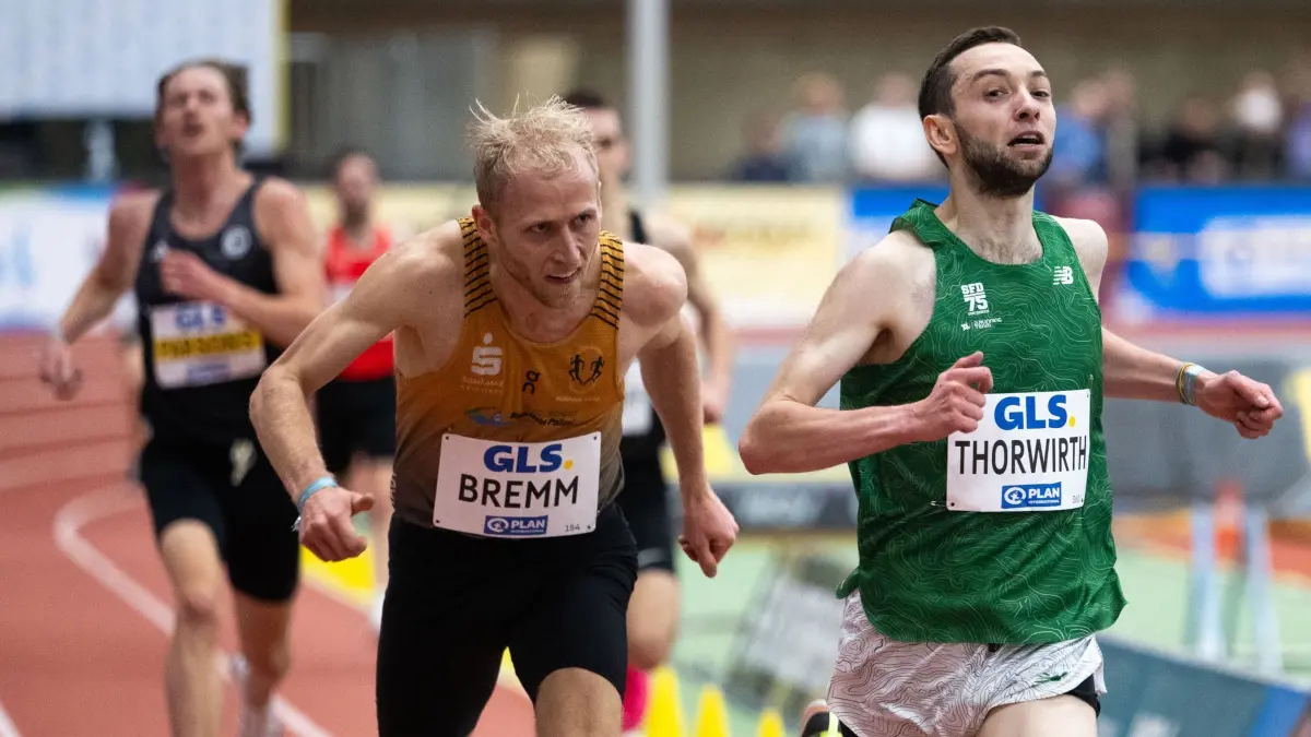 Leichtathletik - Deutsche Hallenmeisterschaften: 21.02.2025, Nordrhein-Westfalen, Dortmund: Leichtathletik/Halle: Deutsche Meisterschaft, 3000 Meter, Männer. Maximilian Thorwirth (r) kommt vor Florian Bremm ins Ziel. Foto: Marius Becker/dpa +++ dpa-Bildfunk +++