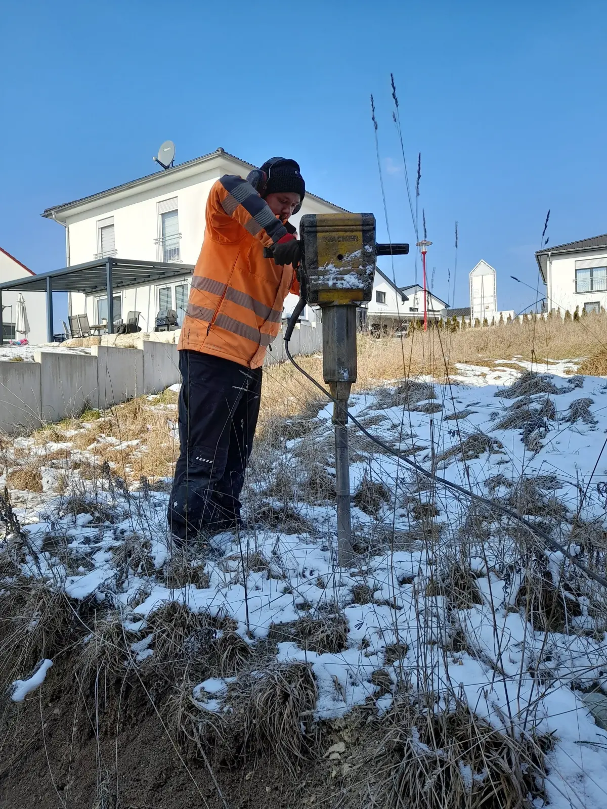 Wurde hier mit Bauschutt aufgefüllt? Bei Schnee und Minusgraden werden auf dem Grundstück im Baugebiet Wörlebach Bodenproben genommen.
