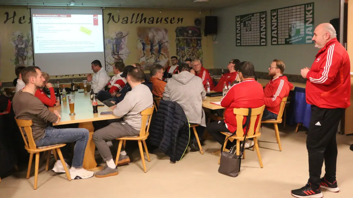 Martin Basler (rechts) moderiert den Halbzeitstaffeltag der Fußball-Kreisligen A4 und B7 im Hengstfelder Vereinsheim.