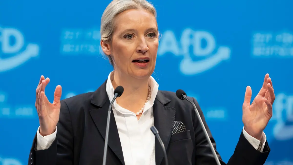 Alice Weidel: ARCHIV - 11.01.2025, Sachsen, Riesa: Alice Weidel, AfD-Bundesvorsitzende, spricht auf dem Bundesparteitag ihrer Partei nach ihrer Nominierung zur Kanzlerkandidatin für die bevorstehende Bundestagswahl. (zu dpa: «Amtsinhaber bis Waffeninspekteur: Die Spitzenkandidaten») Foto: Sebastian Kahnert/dpa +++ dpa-Bildfunk +++