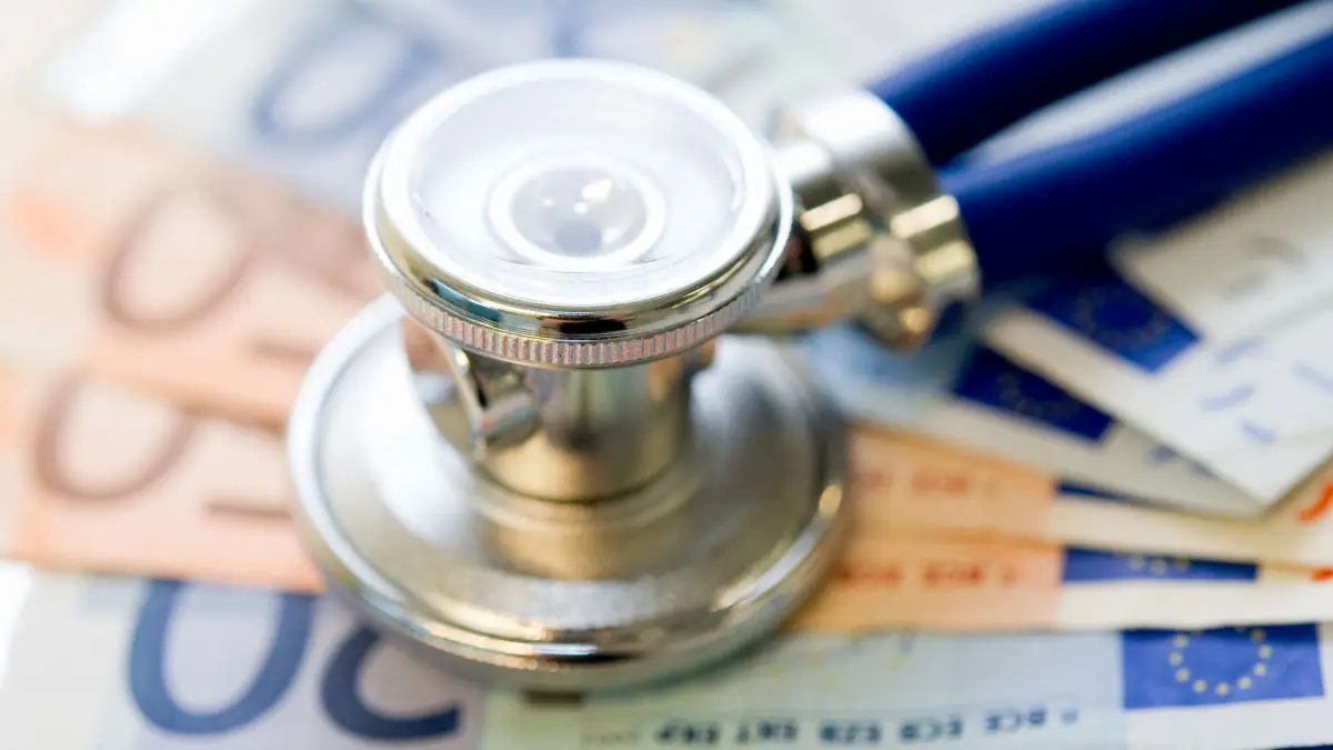 ILLUSTRATION - Im Alter kann die private Krankenversicherung für manchen zum finanziellen Problem werden. (zu dpa: «Von der privaten zurück in die gesetzliche Krankenkasse») Foto: Franziska Gabbert/dpa-tmn/dpa - Honorarfrei nur für Bezieher des dpa-Themendienstes +++ dpa-Themendienst +++