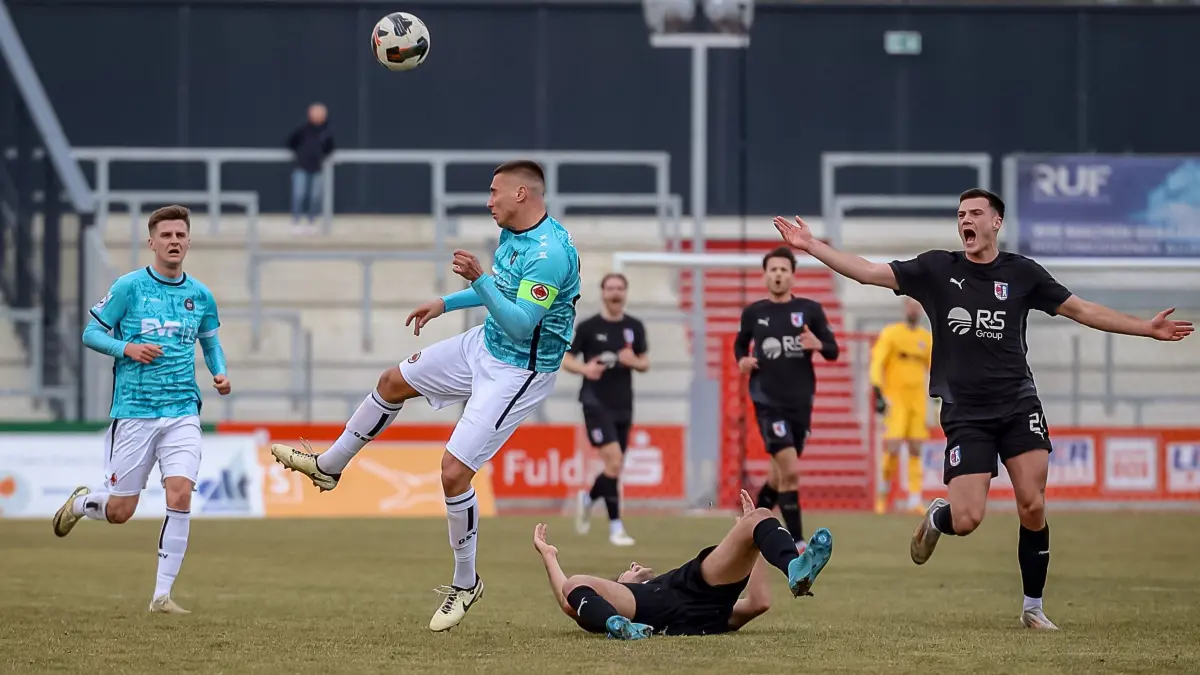 GER, SG Barockstadt Fulda-Lehnerz vs. 1. Goeppinger SV, Fussball, Regionalliga Suedwest, 21. Spieltag, Saison 2024/2025, 22.02.2025.: Filip Milisic (1. Goeppinger SV, #28) klaert per Kopf, rechts beschwert sich Brian Michael Thomas Campman (SG Barockstadt Fulda-Lehnerz, #24)
GER, SG Barockstadt Fulda-Lehnerz vs. 1. Goeppinger SV, Fussball, Regionalliga Suedwest, 21. Spieltag, Saison 2024/2025, 22.02.2025.
Foto: Eibner-Pressefoto/Carina Jirsch