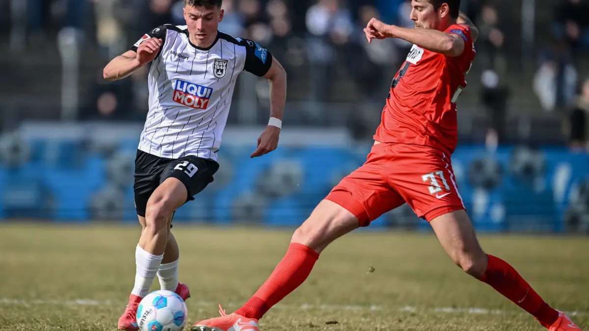 SSV Ulm 1846 - SV Elversberg: 22.02.2025, Baden-Württemberg, Ulm: Fußball: 2. Bundesliga, SSV Ulm 1846 - SV Elversberg, 23. Spieltag, Donaustadion. Ulms Semir Telalovic (l) in Aktion gegen Elversbergs Maximilian Rohr (r). Foto: Harry Langer/dpa - WICHTIGER HINWEIS: Gemäß den Vorgaben der DFL Deutsche Fußball Liga bzw. des DFB Deutscher Fußball-Bund ist es untersagt, in dem Stadion und/oder vom Spiel angefertigte Fotoaufnahmen in Form von Sequenzbildern und/oder videoähnlichen Fotostrecken zu verwerten bzw. verwerten zu lassen. +++ dpa-Bildfunk +++