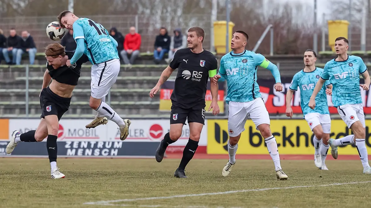 GER, SG Barockstadt Fulda-Lehnerz vs. 1. Goeppinger SV, Fussball, Regionalliga Suedwest, 21. Spieltag, Saison 2024/2025, 22.02.2025.: Kopfballduell von Milian Habermehl (SG Barockstadt Fulda-Lehnerz, #04) und David Trivunic (1. Goeppinger SV, #13). Rechts Patrick Schaaf (SG Barockstadt Fulda-Lehnerz, #13) und Filip Milisic (1. Goeppinger SV, #28)
GER, SG Barockstadt Fulda-Lehnerz vs. 1. Goeppinger SV, Fussball, Regionalliga Suedwest, 21. Spieltag, Saison 2024/2025, 22.02.2025.
Foto: Eibner-Pressefoto/Carina Jirsch