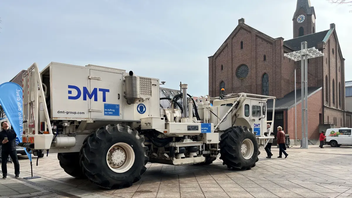 Vibro-Truck zum Anfassen: Mit solchen Maschinen finden ab kommendem Dienstag Messungen für das geplante Geothermie-Kraftwerk in Neu-Ulm statt.