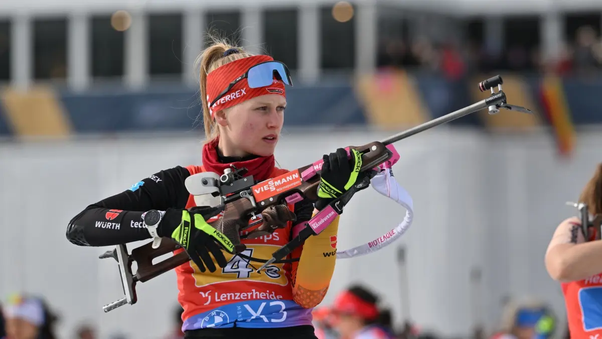 Biathlon: Weltmeisterschaft: 22.02.2025, Schweiz, Lenzerheide: Biathlon, Weltmeisterschaft, Staffel 4 x 6 km, Damen: Julia Tannheimer aus Deutschland steht am Schießstand beim Anschießen. Foto: Martin Schutt/dpa +++ dpa-Bildfunk +++