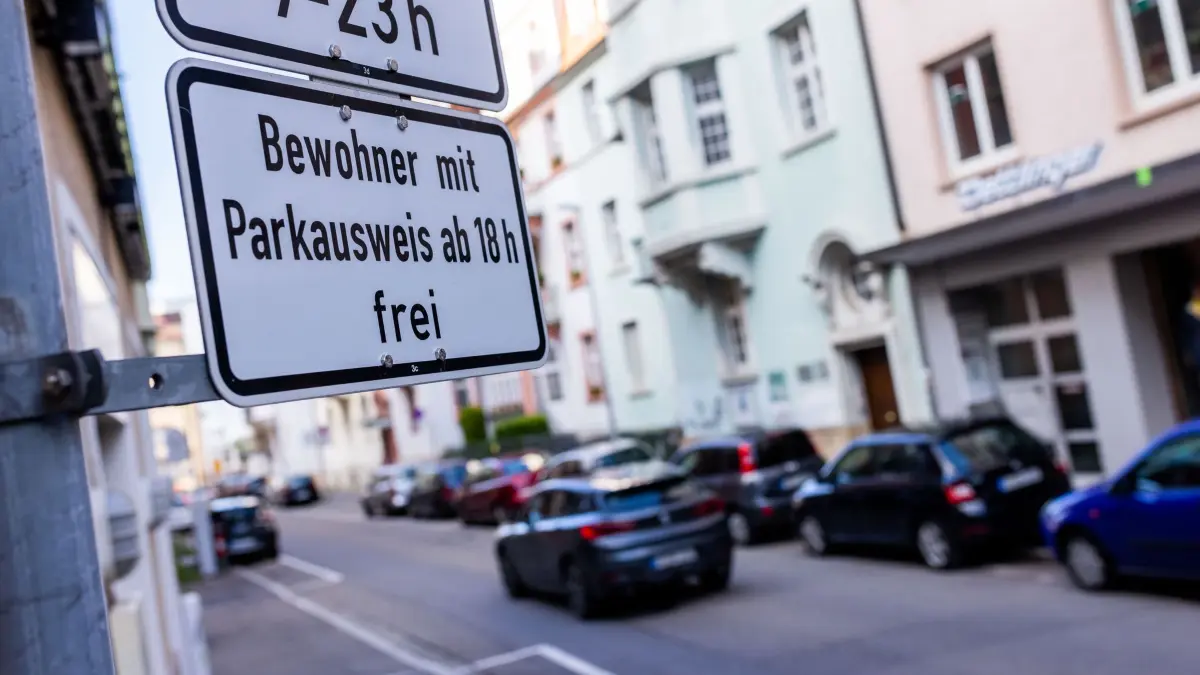 Anwohnerparken: ARCHIV - 28.05.2021, Baden-Württemberg, Freiburg: Ein Schild mit der Aufschrift «Bewohner mit Parkausweis frei» kennzeichnet eine Zone mit Anwohnerparkberechtigungen in der Innenstadt. (zu dpa: «Parkgebühren für Anwohner bleiben in Bayern bei rund 30 Euro») Foto: Philipp von Ditfurth/dpa +++ dpa-Bildfunk +++