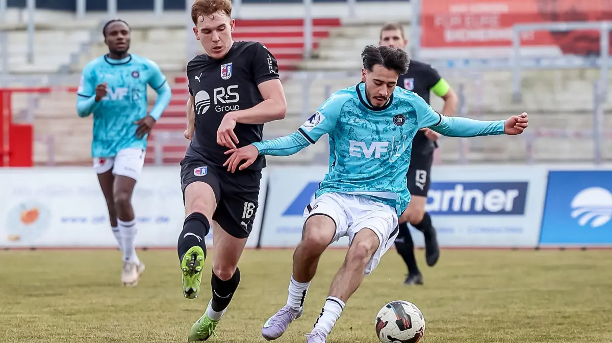 GER, SG Barockstadt Fulda-Lehnerz vs. 1. Goeppinger SV, Fussball, Regionalliga Suedwest, 21. Spieltag, Saison 2024/2025, 22.02.2025.: Kampf um den Ball / Zweikampf zwischen Berk Yalman (1. Goeppinger SV, #03) und Moritz Dittmann (SG Barockstadt Fulda-Lehnerz, #18)
GER, SG Barockstadt Fulda-Lehnerz vs. 1. Goeppinger SV, Fussball, Regionalliga Suedwest, 21. Spieltag, Saison 2024/2025, 22.02.2025.
Foto: Eibner-Pressefoto/Carina Jirsch
