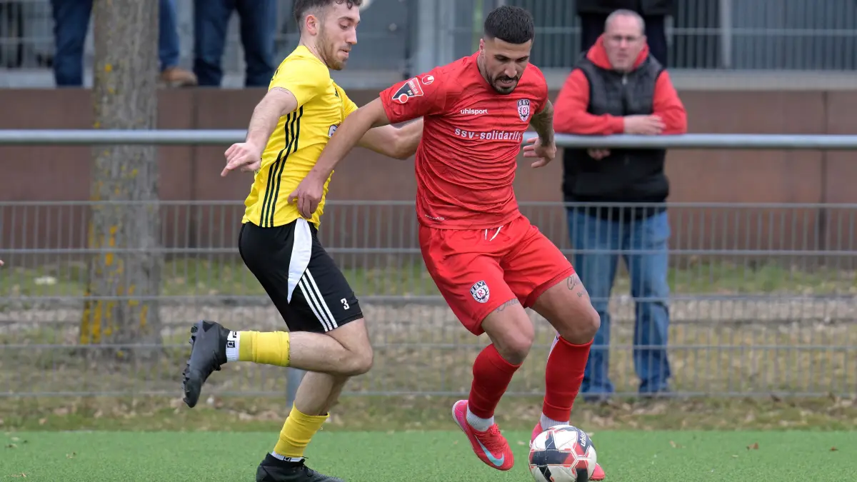 Fussball / Testspiel | SSV Reutlingen (rot) vs. TV Echterdingen (gelb) // 2025-02-22 // Foto: Joachim Baur // #9 Konstantinos Markopoulos (SSV Reutlingen) / #3 Leo Milutinovic (TV)