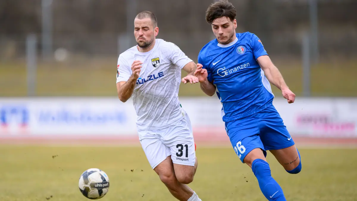Ivo Colic (li.) im Laufduell mit Adrian Körtge Corral. Fußball-Oberligist TSG Balingen siegte im letzten Testspiel der Winterpause gegen Calcio Leinfelden Echterdingen.