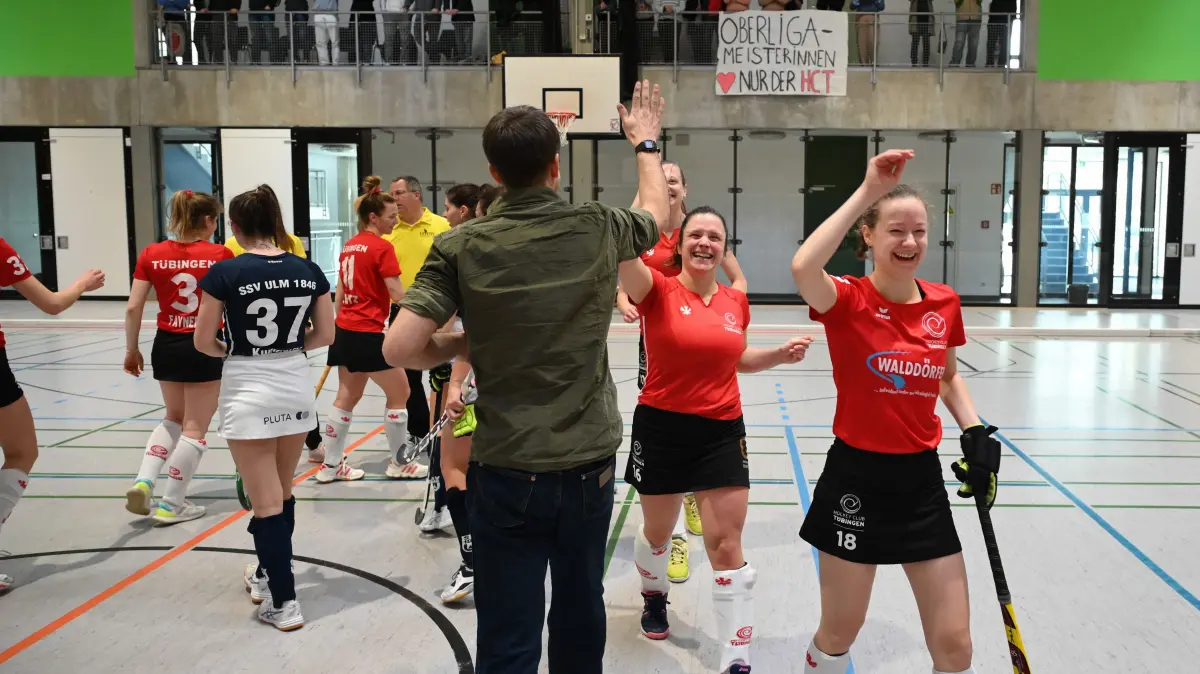 Hockey, HBW Oberliga Damen, HC Tübingen 1 - SSV Ulm 1: Hockey, HBW Oberliga Damen, HC Tübingen 1 - SSV Ulm 1, 22.02.2025 - Trainer Paul Weiler klatscht Hanna Cobano (16) ab. rechts Maya Büsser (alle HC Tübingen)
Foto: Axel Grundler
