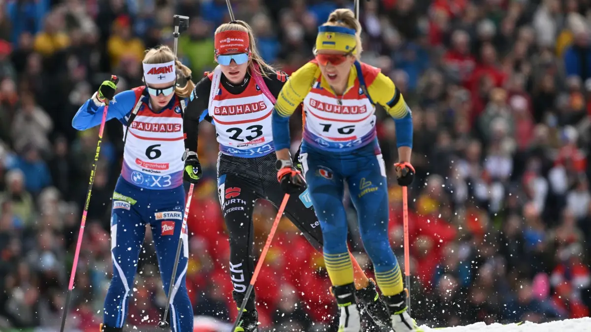 Biathlon: Weltmeisterschaft: 23.02.2025, Schweiz, Lenzerheide: Biathlon, Weltmeisterschaft, Damen, Massenstart 12,5 km: Die Biathletinnen Suvi Minkkinen aus Finnland (l-r), Julia Tannheimer aus Deutschland und Yuliia Dzhima aus der Ukraine in Aktion. Foto: Martin Schutt/dpa +++ dpa-Bildfunk +++