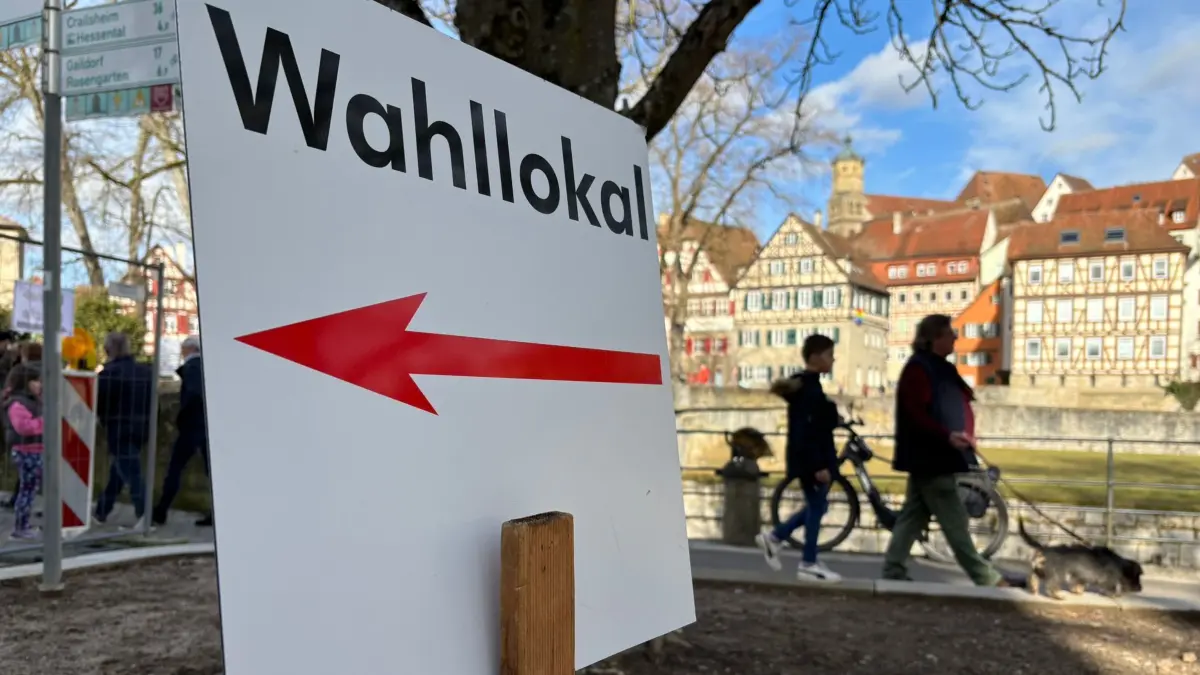 Bundestagswahl in Schwäbisch Hall. Das Ehepaar Siegfried und Sieglinde Hägele gibt ihre Stimme ab im Neuen Globe. Wahllokal Wahl Bundestagswahl Wahllokale Stimme Urne Wählen
