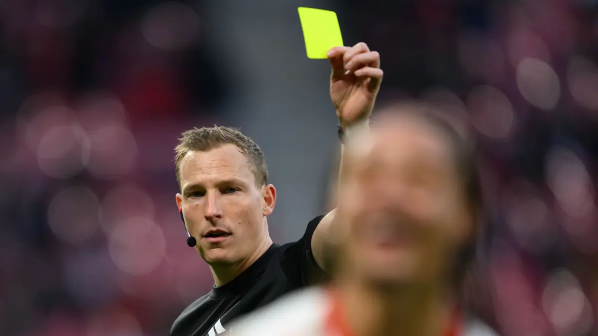 RB Leipzig - 1. FC Heidenheim: 23.02.2025, Sachsen, Leipzig: Fußball: Bundesliga, RB Leipzig - 1. FC Heidenheim, 23. Spieltag, Red Bull Arena. Schiedsrichter Martin Petersen zeigt Leipzigs Xavi Simons die gelbe Karte. Foto: Hendrik Schmidt/dpa - WICHTIGER HINWEIS: Gemäß den Vorgaben der DFL Deutsche Fußball Liga bzw. des DFB Deutscher Fußball-Bund ist es untersagt, in dem Stadion und/oder vom Spiel angefertigte Fotoaufnahmen in Form von Sequenzbildern und/oder videoähnlichen Fotostrecken zu verwerten bzw. verwerten zu lassen. +++ dpa-Bildfunk +++