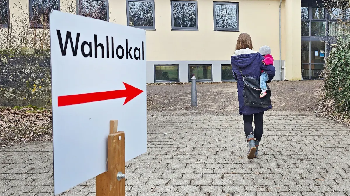 Wahl - Bundestagswahl - Wahllokal - Schild - Symbolbild - Wählen
