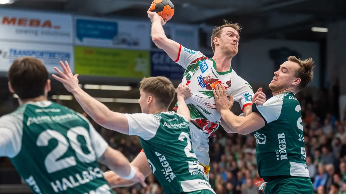 Frisch Auf Goeppingen vs. SC Magdeburg, Handball, 1. Bundesliga, Herren, Spielzeit 2024/2025, 23.02.2025: Felix Claar (SC Magdeburg, #07) wird von Ludvig Jurmala Åstroem (Frisch Auf Goeppingen, #25) bedraengt, Frisch Auf Goeppingen vs. SC Magdeburg, Handball, 1. Bundesliga, Herren, Spielzeit 2024/2025, 23.02.2025,
Foto: EIBNER/Michael Schmidt