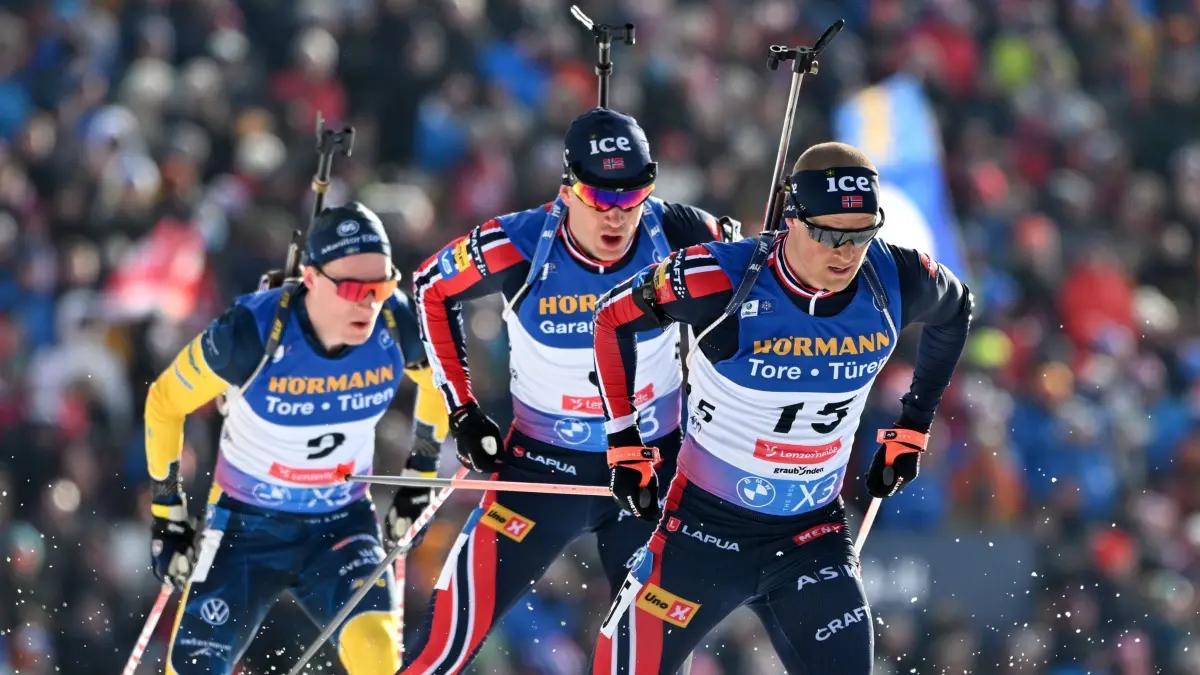 Biathlon: Weltmeisterschaft: 23.02.2025, Schweiz, Lenzerheide: Biathlon: Weltmeisterschaft, Massenstart 15 km, Herren: Endre Stroemsheim aus Norwegen in Führung. Foto: Martin Schutt/dpa +++ dpa-Bildfunk +++