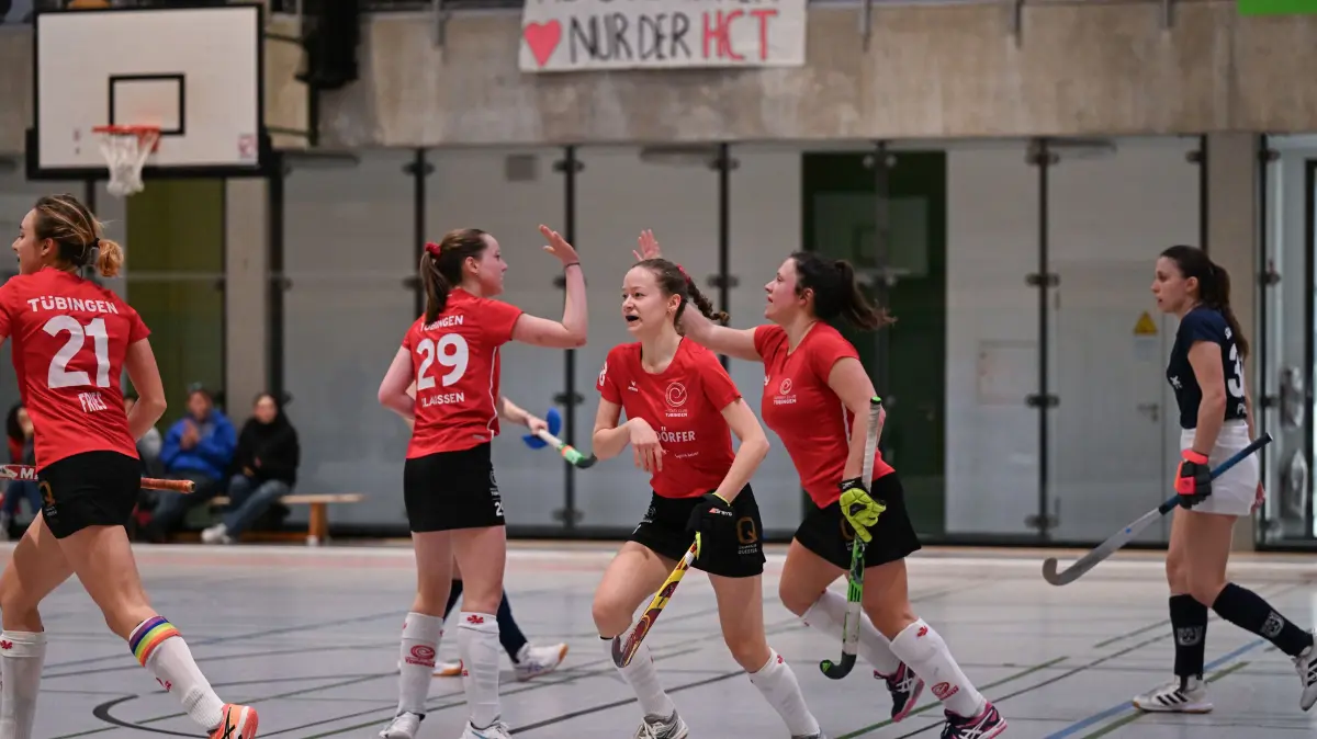 Hockey, HBW Oberliga Damen, HC Tübingen 1 - SSV Ulm 1: Hockey, HBW Oberliga Damen, HC Tübingen 1 - SSV Ulm 1, 22.02.2025 - Torjubel des HC Tübingen: Elisa Clausen (29) klatsch Hanna Cobano (2.v.r, Tübingen) ab. vorne Maya Büsser (HC Tübingen) - links Johanna Fries (Tübingen, 21)
Foto: Axel Grundler
