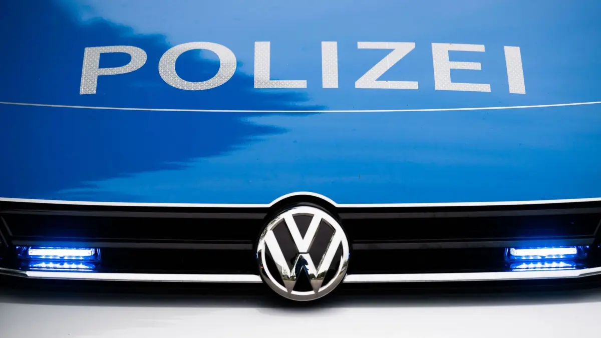 Polizei Blaulicht: ARCHIV - 15.05.2019, Bayern, Dachau: Ein Blaulicht leuchtet an einer Polizeistreife. (zu dpa: «Sanitäter entdecken Kriegsmunition in Haus von Patienten») Foto: Lino Mirgeler/dpa +++ dpa-Bildfunk +++