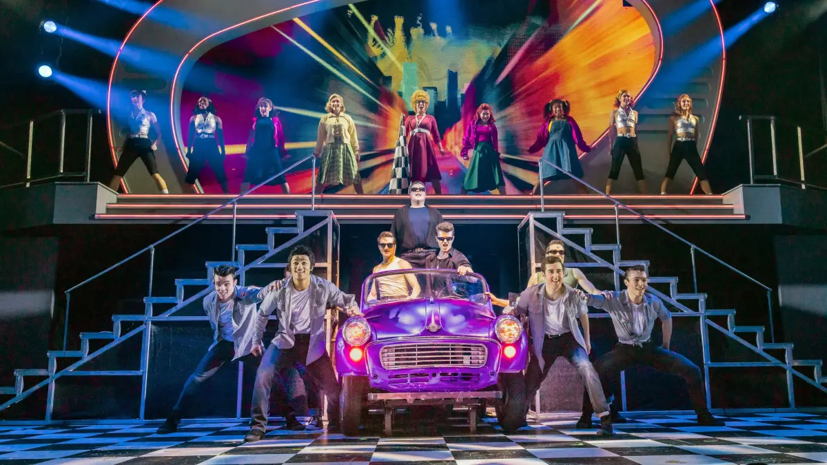 Bunte Revue im Stil der 50er-Jahre: das Musical "Grease".
