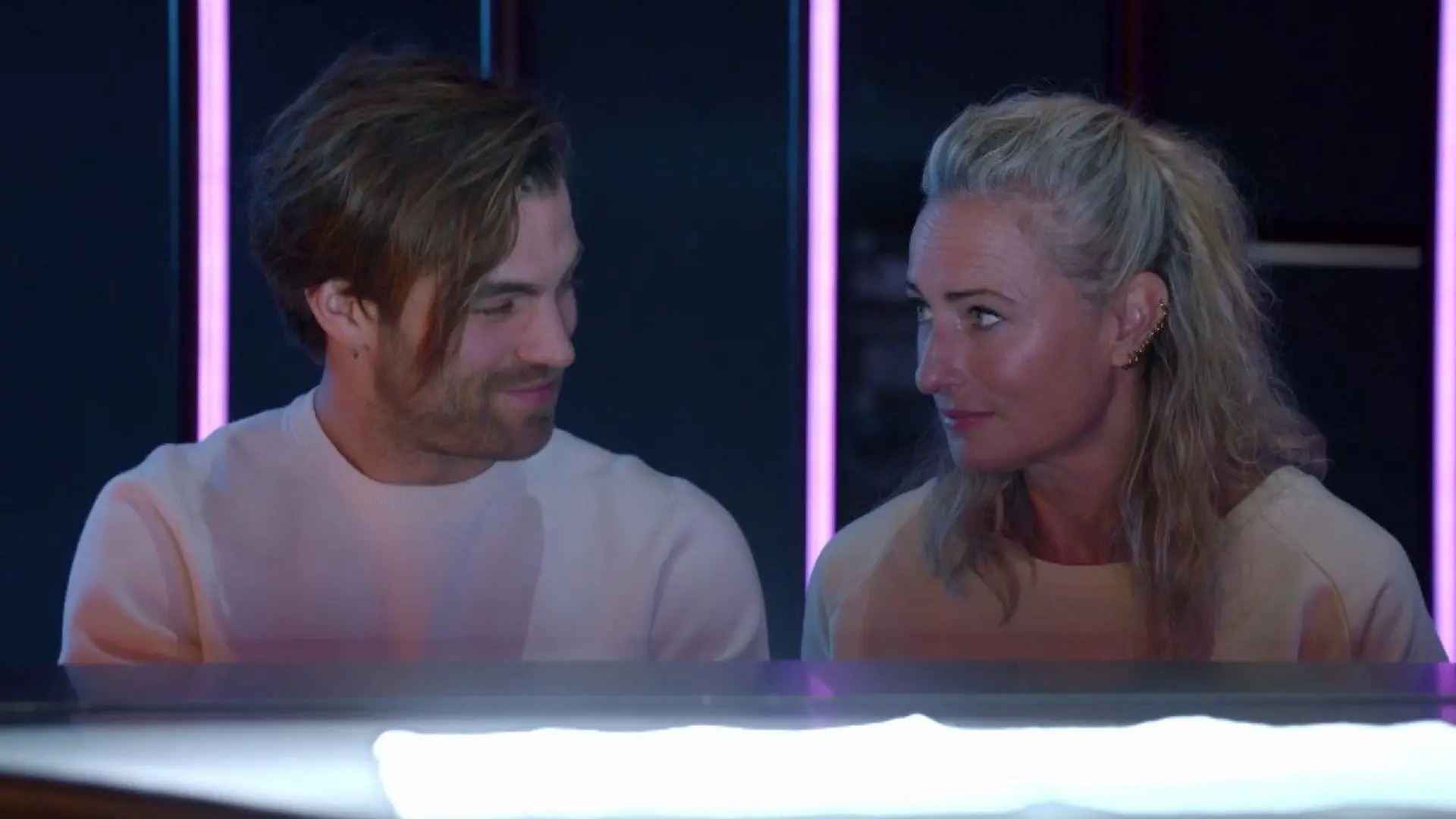 Julian (Onno Buß) und Maren (Eva Mona Rodekirchen) haben sich ineinander verguckt.