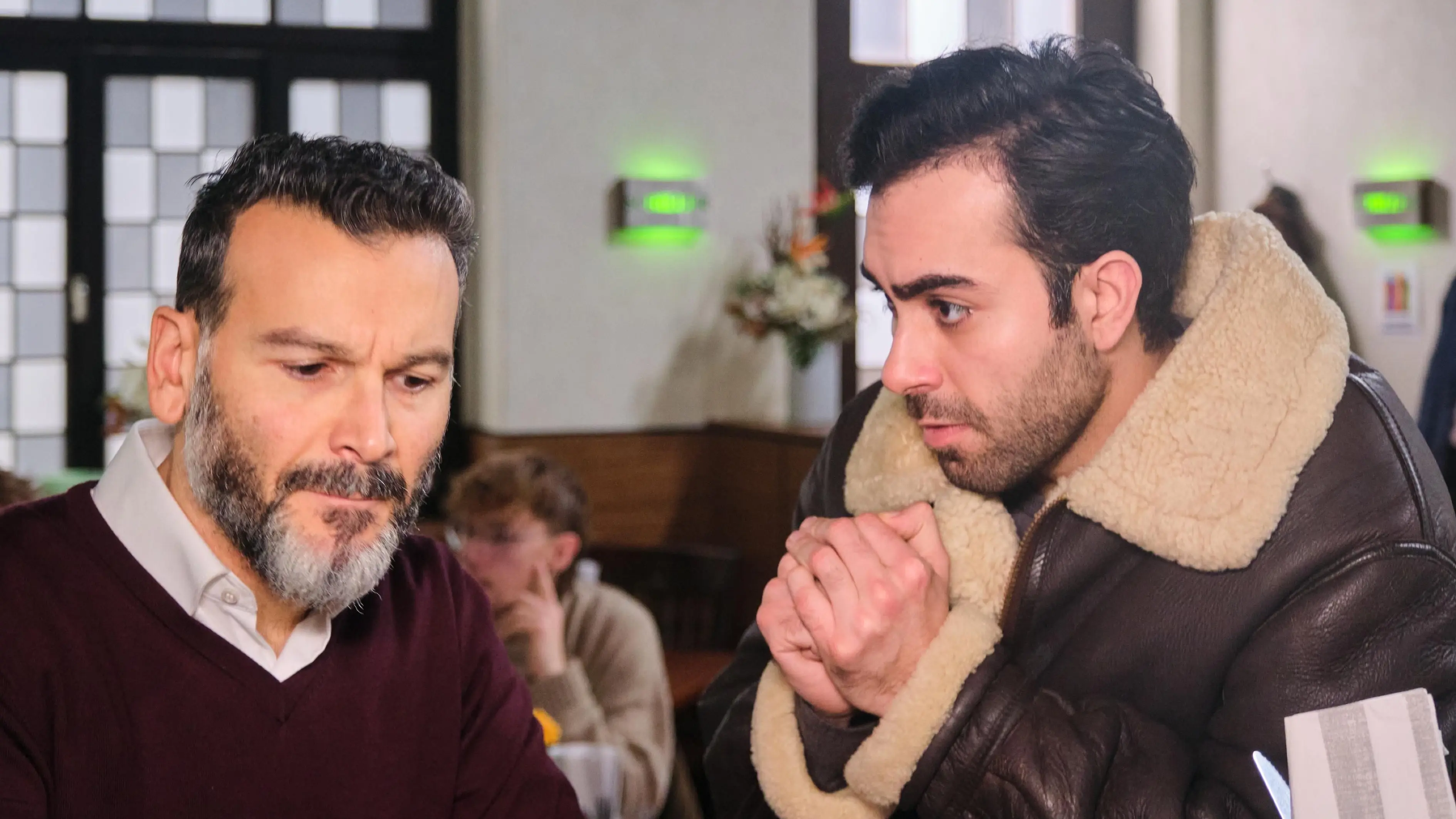 Bei "Unter uns" stößt Ferhat (Mehmet Kucak, l.) stößt Baris (Metehan Demiröz) vor den Kopf.