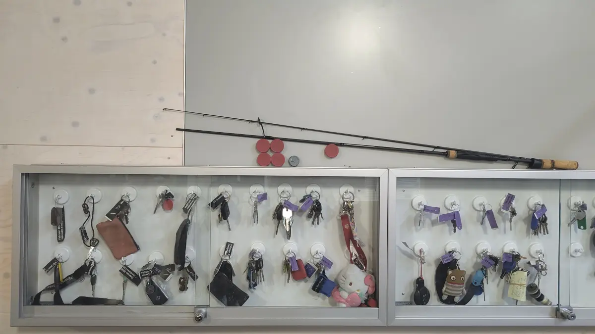 Viele Schlüssel hängen im Schaukasten, auch eine Angelrute hat ihren Weg ins Fundbüro geschafft.