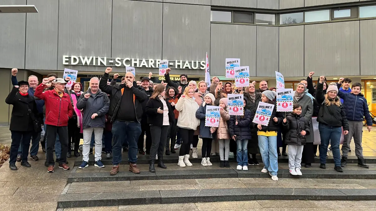 Geben sich kämpferisch, samt Arbeiterfaust: Bewohner des Quartiers Vorfeld, die sich dafür einsetzen, dass die Linie 5 wie bisher bleibt.