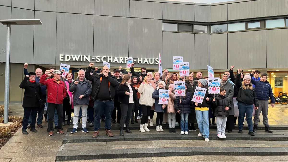 Geben sich kämpferisch, samt Arbeiterfaust: Bewohner des Quartiers Vorfeld, die sich dafür einsetzen, dass die Linie 5 wie bisher bleibt.