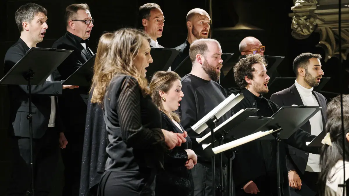 Das SWR-Vokalensemble singt unter seinem Ehrendirigenten Marcus Creed in der Schwäbisch Haller Kirche St. Michael. Veranstalter ist der Verein Kammerkonzerte Schwäbisch Hall.