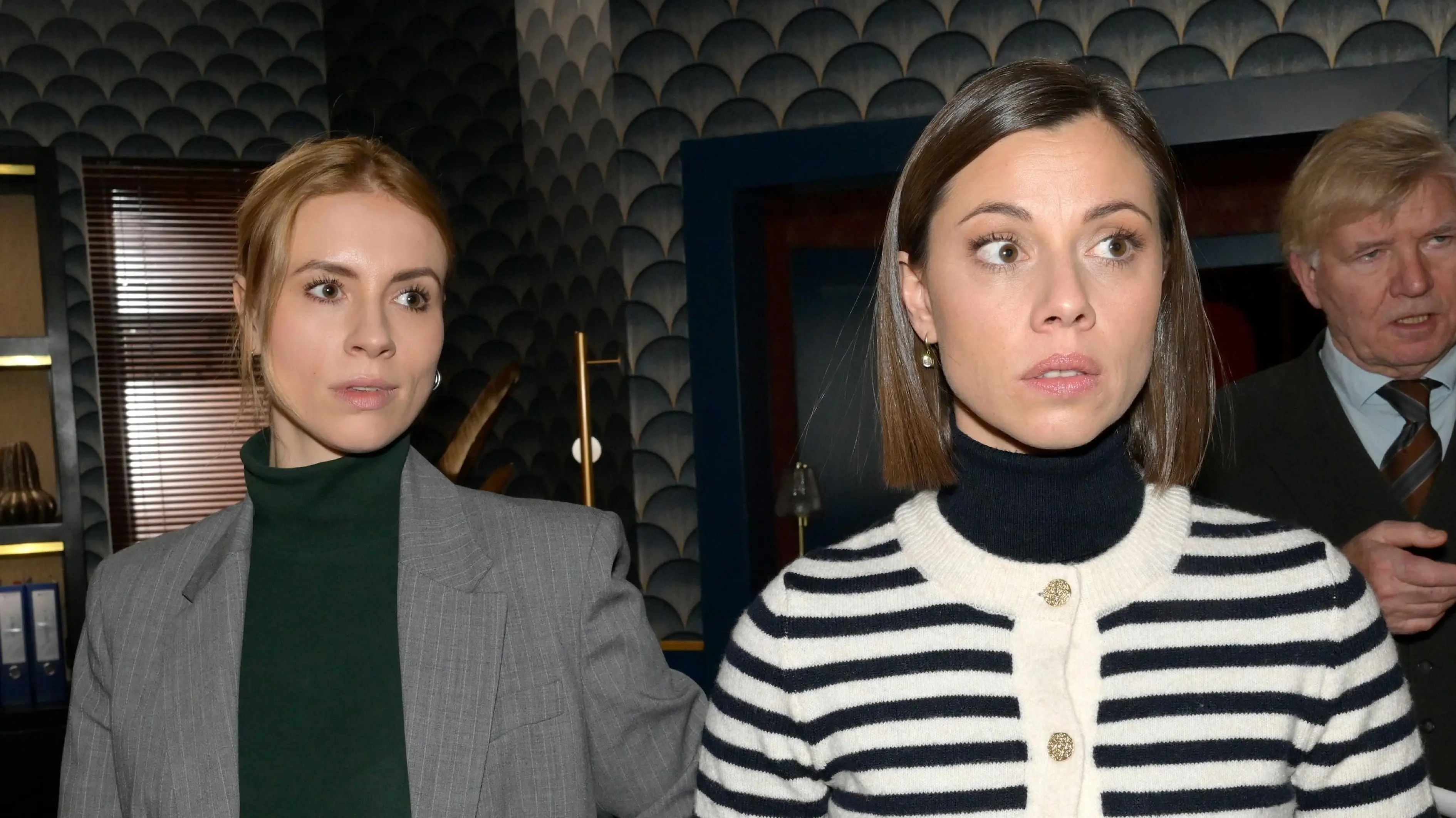 Zoe (Lara Dandelion Seibert, l.) und Matilda (Anna-Katharina Fecher) wollen Gerners Bank.