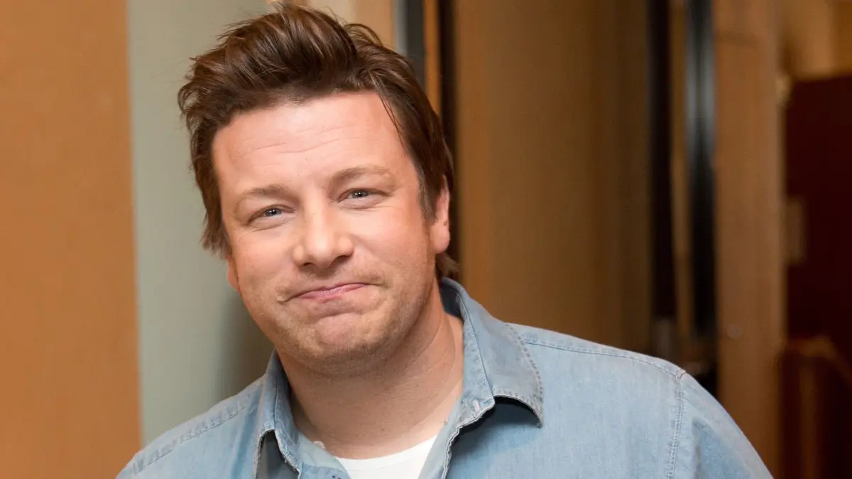 ARCHIV - Der britische Starkoch Jamie Oliver, aufgenommen am 21.11.2013 in Berlin. Foto: Jörg Carstensen/dpa (zu dpa-Korr "Küchen-Popstar Jamie Oliver: Bin kein guter Geschäftsmann" vom 28.10.2014) +++ dpa-Bildfunk +++