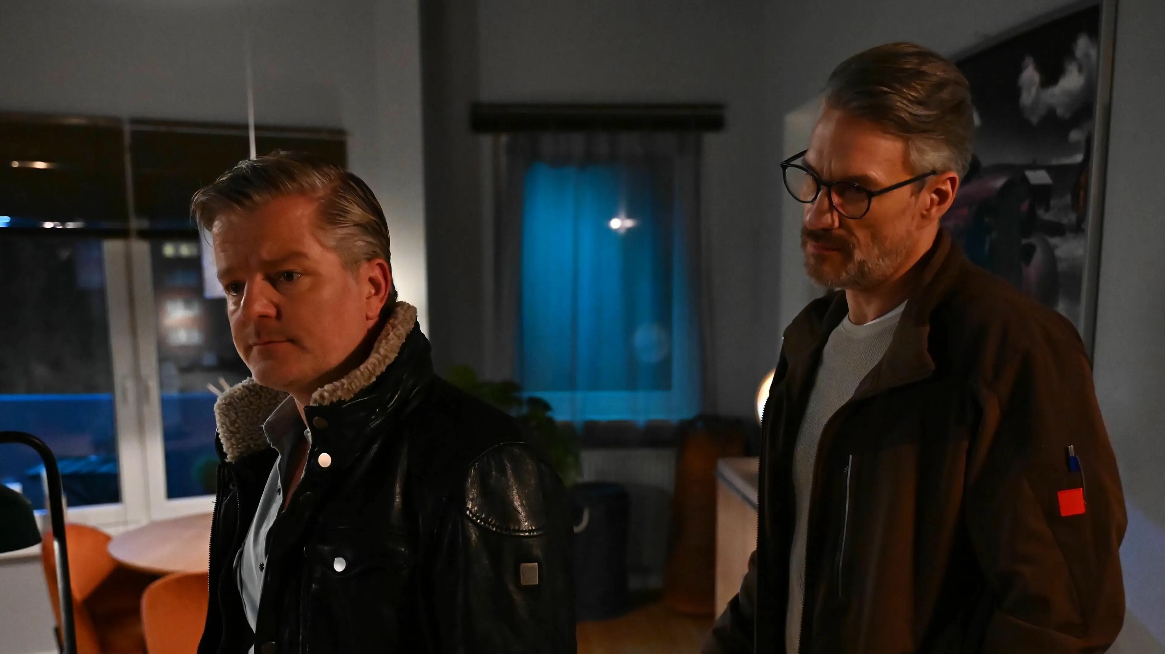 Ingo (André Dietz, l.) ist froh, in seiner Enttäuschung über Jenny nicht allein zu sein. Sein Kumpel Henning (Stefan Bockelmann) unterstützt ihn.