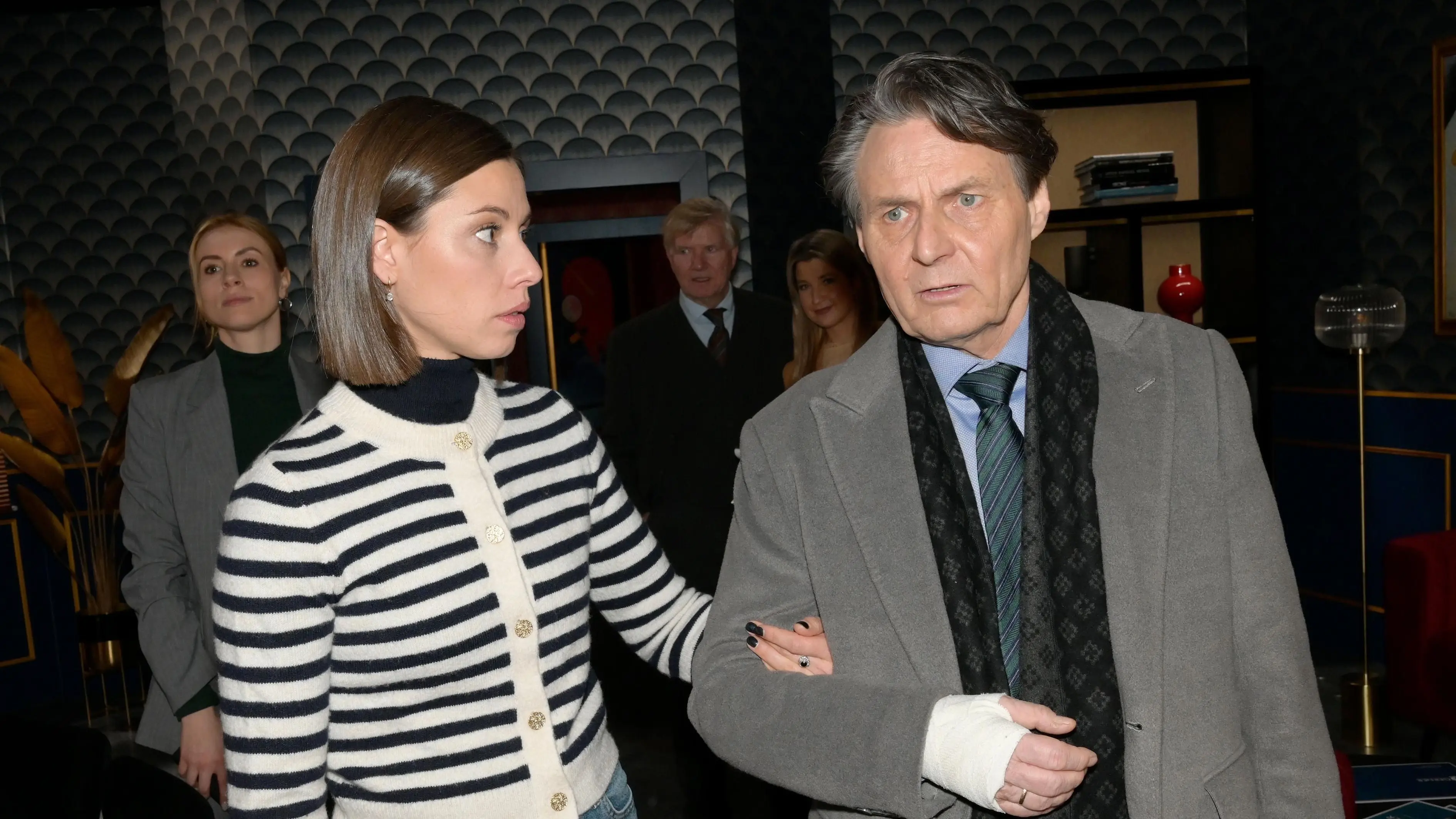 In Wahrheit ist Matilda (Anna-Katharina Fecher) für Jo Gerners schlechten Zustand verantwortlich.