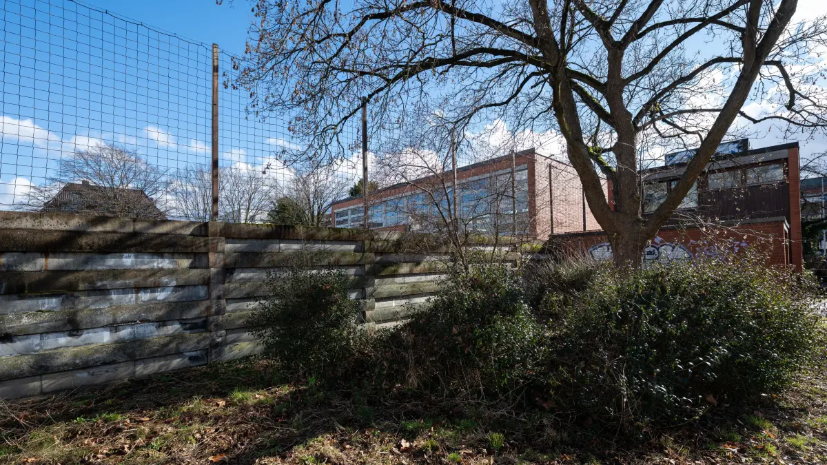 Hügelschule und die Mauer