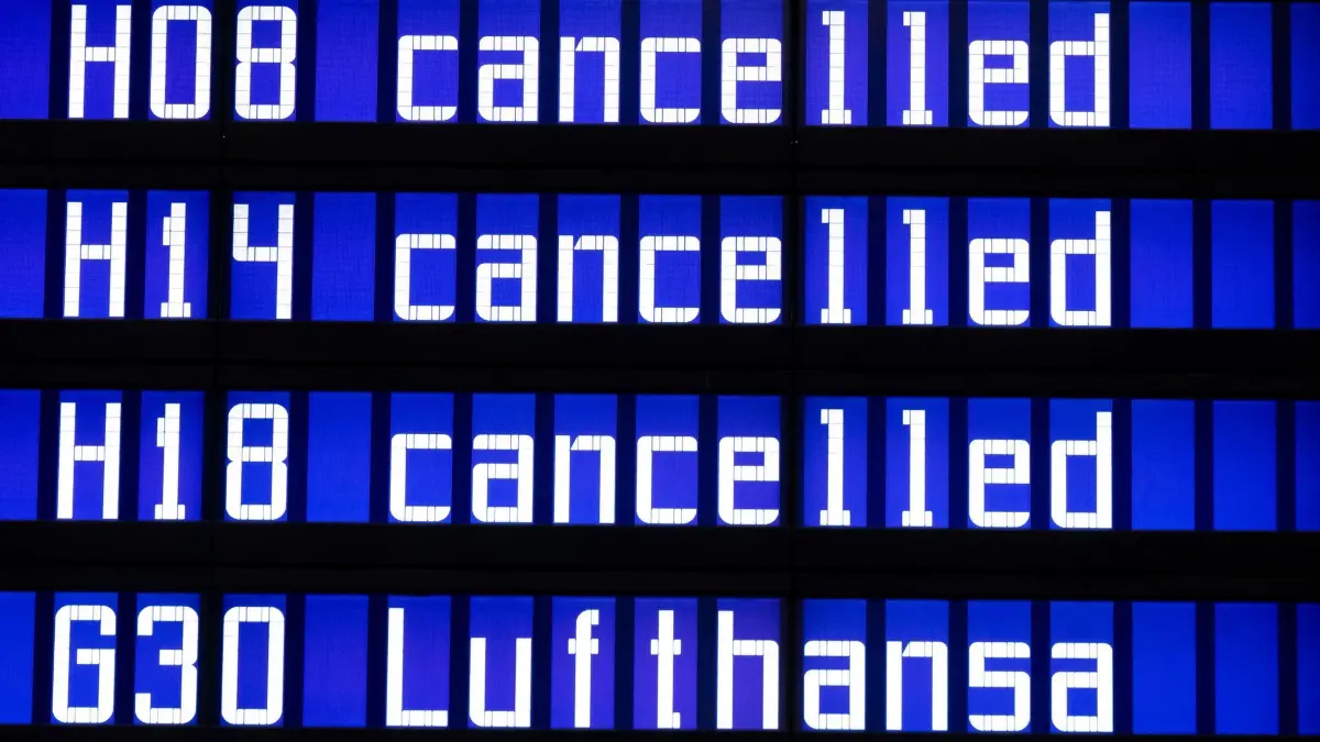 Warnstreik - Flughafen München: 27.02.2025, Bayern, München: Eine Anzeigetafel zeigt am Münchner Flughafen zahlreiche annullierte Flüge an. Die Gewerkschaft Verdi will mit einem zweitägigen Warnstreik am Münchner Flughafen den Druck in den Tarifverhandlungen im öffentlichen Dienst machen. Foto: Sven Hoppe/dpa +++ dpa-Bildfunk +++