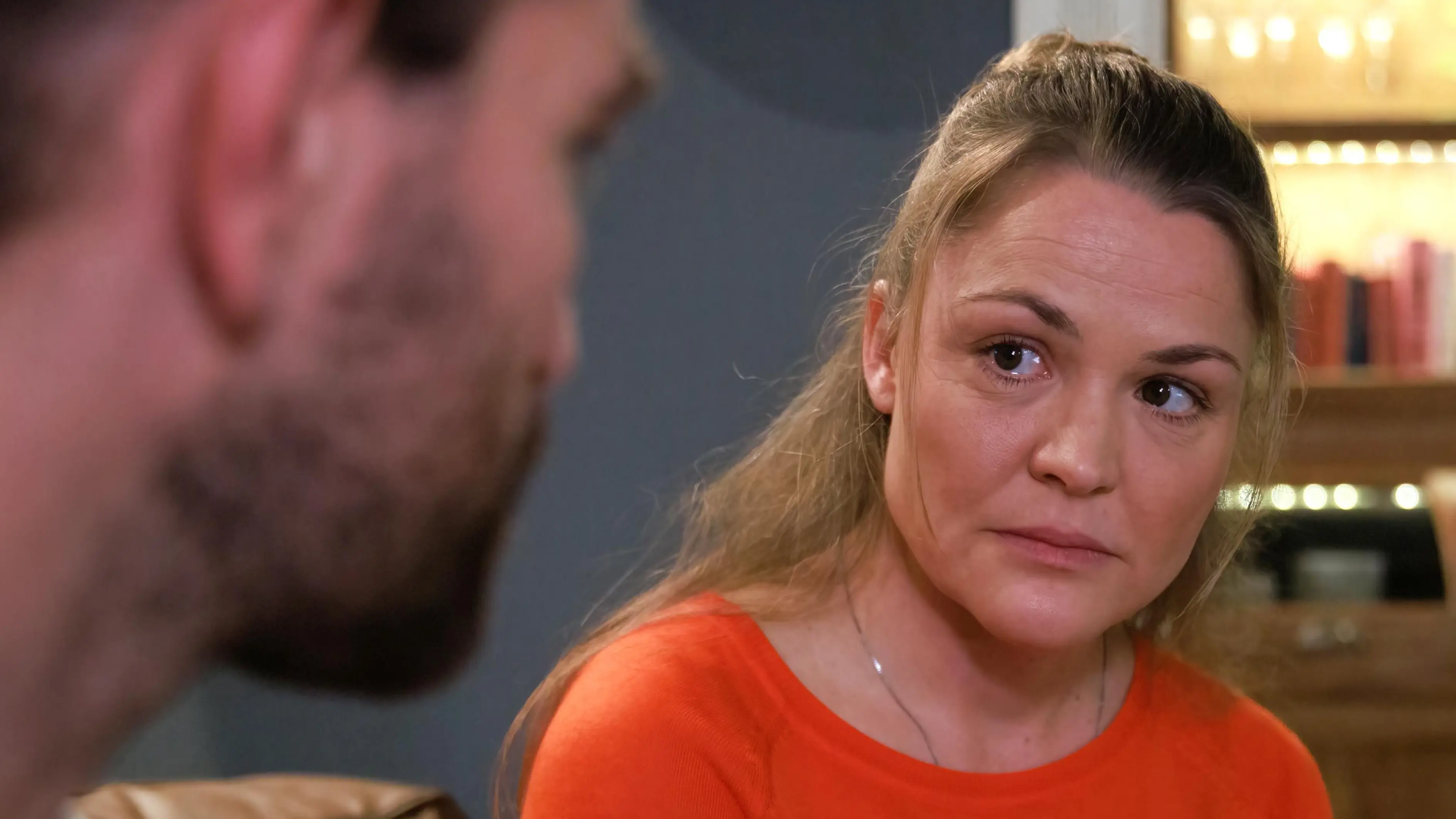 Bei "Unter uns" erkennt Nadine (Floriane Eichhorn), dass sich ihre Gefühle für Henry (Maxim Agne) geändert haben.