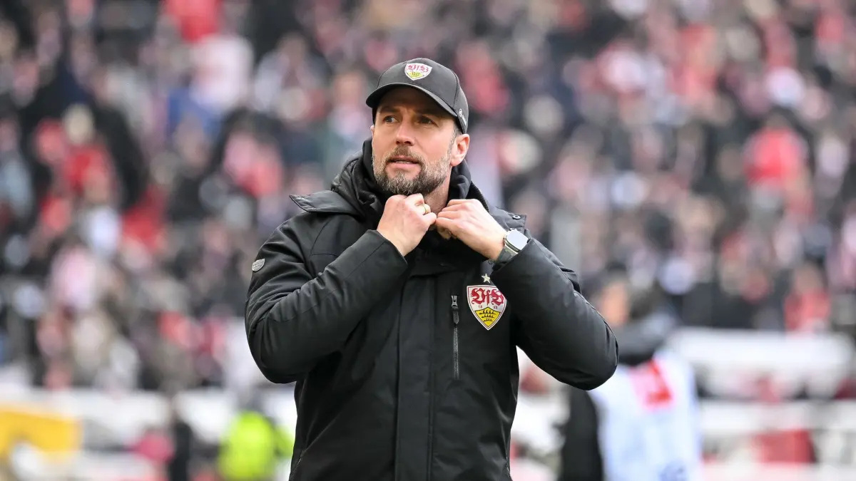ARCHIV - 15.02.2025, Baden-Württemberg, Stuttgart: Fußball: Bundesliga, VfB Stuttgart - VfL Wolfsburg, 22. Spieltag, MHPArena. Stuttgarts Trainer Sebastian Hoeneß steht vor dem Spiel im Stadion. (zu dpa: «RB-Coach Rose verschafft sich Luft - Spekulationen um Hoeneß») Foto: Harry Langer/dpa +++ dpa-Bildfunk +++