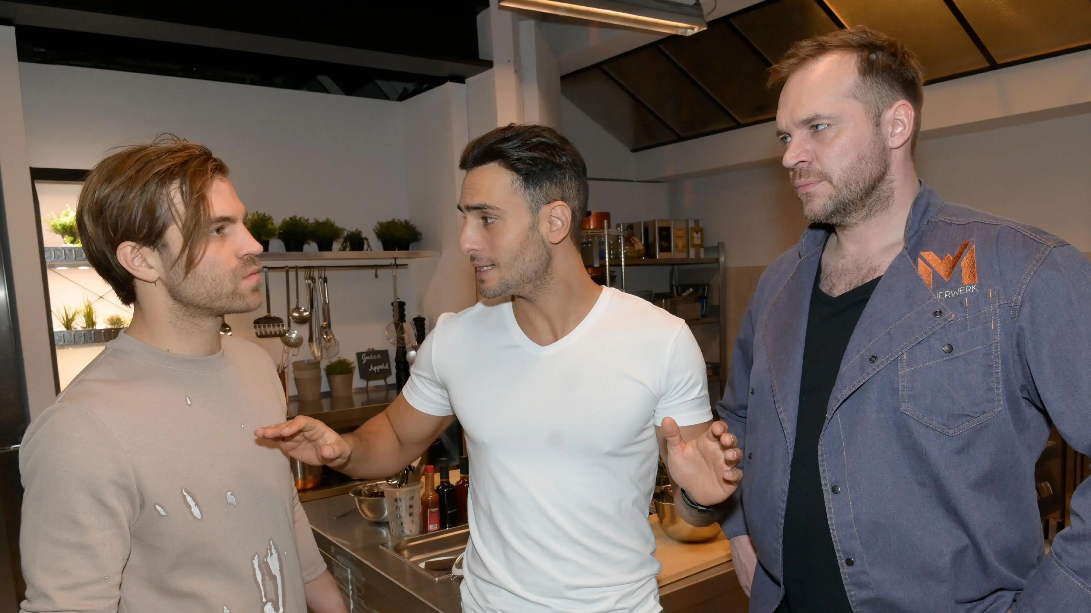Timur Ülkers Rolle Nihat (M.) will mit seiner neuen Fitness-App groß durchstarten. Seine Geschäftspartner Julian (Onno Buß, l.) und Erik (Patrick Heinrich) unterstützen ihn dabei.