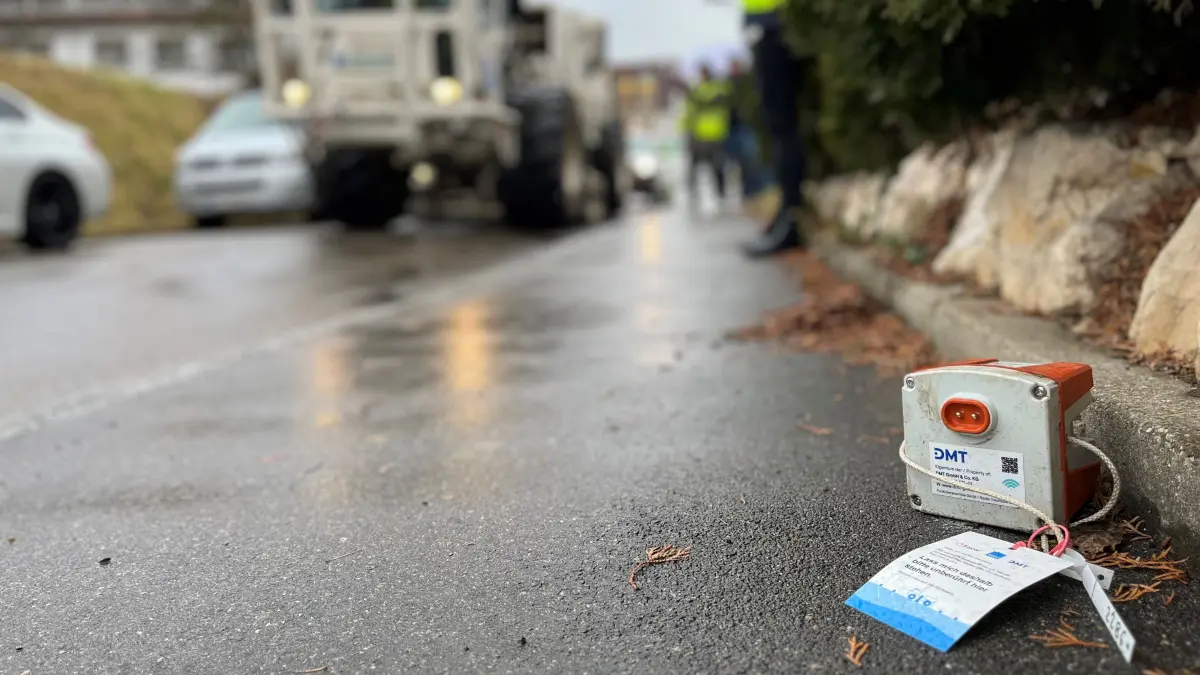 Vorne ein Geophon, hinten der Vibro-Truck: Die kleinen Geräte fangen die reflektierten Schallwellen auf, die die Maschine in den Boden sendet.